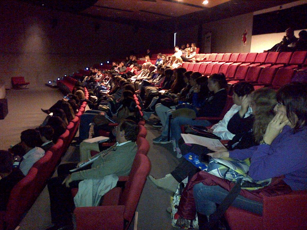Defensoria_Cba's tweet photo. II Plenario ADPRA: marcado interés s/el uso de Internet y redes sociales. Defensorias, docentes y alumnos presentes. http://t.co/kMyF6X4kJb