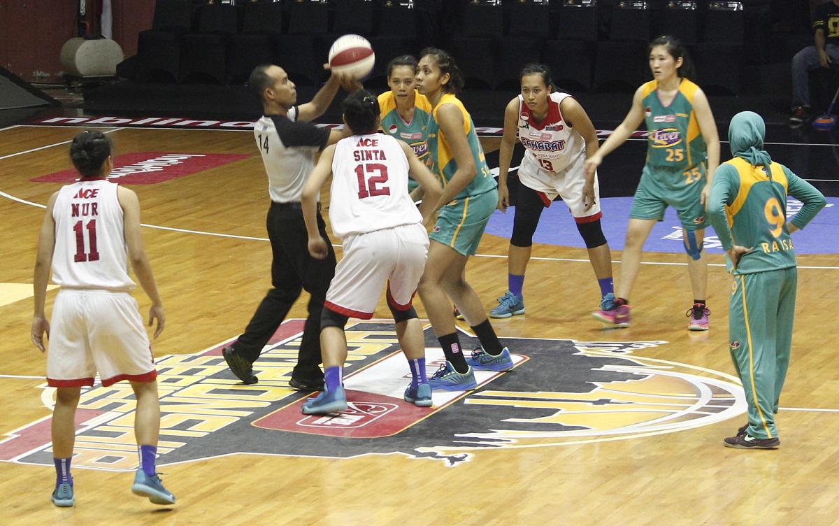 wnblindonesia's tweet photo. Siapa jagoan kalian yg akn jd CHAMPION?
@sahabat_wnbl v @SurabayaFever
#GrandFinal #IndiHomeWNBL #ChampionshipSeries http://t.co/7HqqHQZbas