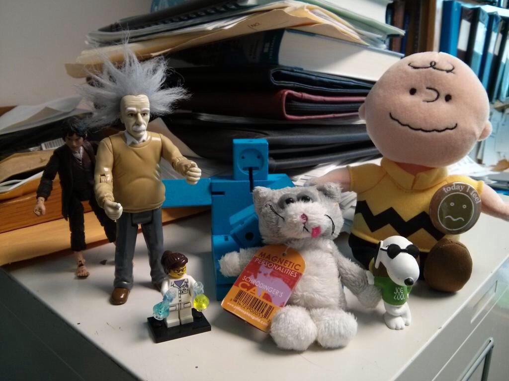 DrummerBoy2112's tweet photo. @lisamjarvis @l_wang_cen Me too! #OfficeClutter http://t.co/282z6NNXZa