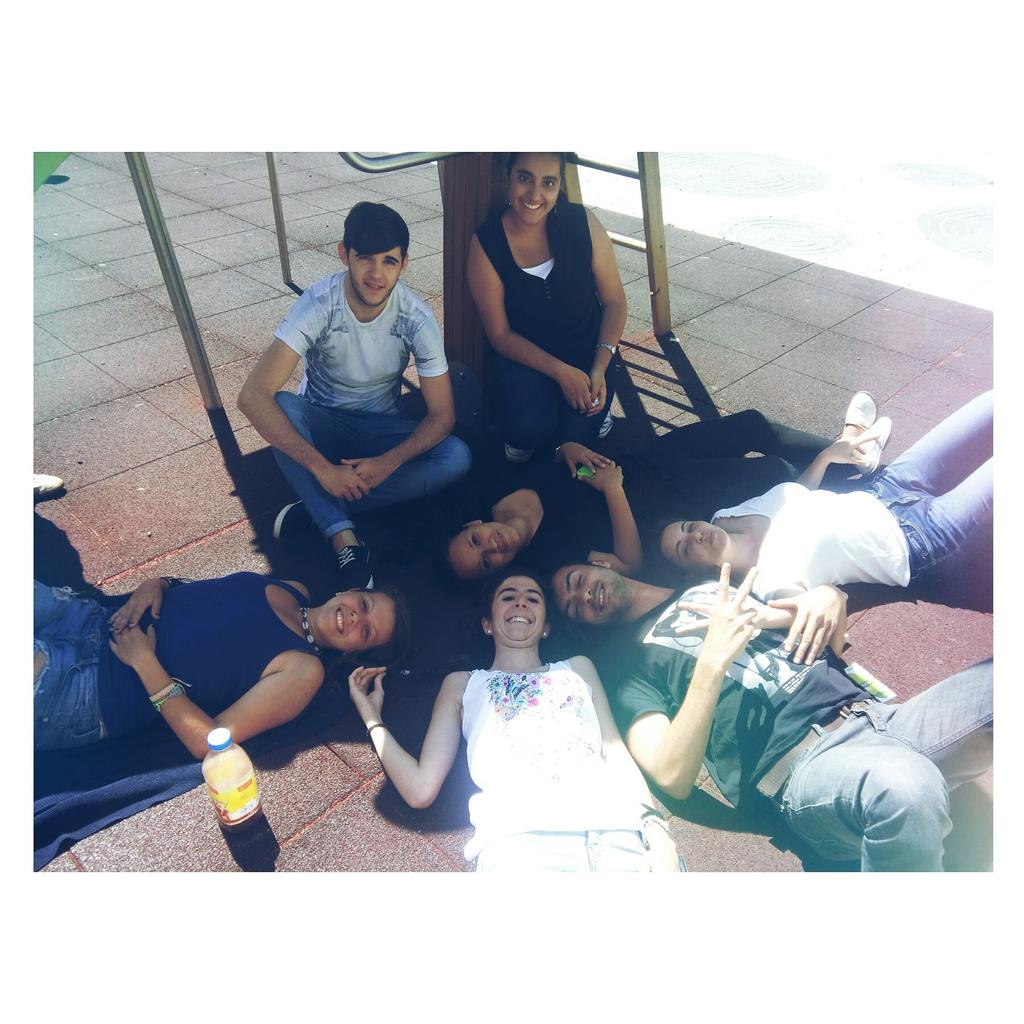 Carlaplascas14's tweet photo. Me podria acostumbrar a mas dias como este @andrepecon @edeee15 🌞😎 http://t.co/B3UzmwiwGN