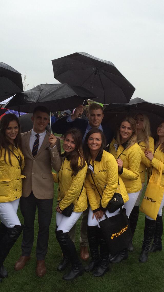 jamiegriff1's tweet photo. @betfair #chelfie doesnt matter if its raining! #chesterraces http://t.co/Szaych5xik