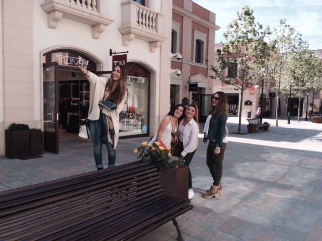 bethisubi's tweet photo. Els alumnes de @FIACCicles encantats amb el meeting de Retail a La Roca Village #alumnesfiac http://t.co/KjmPjRDhh2