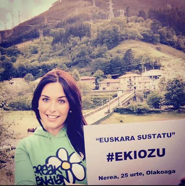 LandazabalNerea's tweet photo. #ekiozu euskara sustatzeari! ✌️✌️ http://t.co/LnGo0EF1Ez