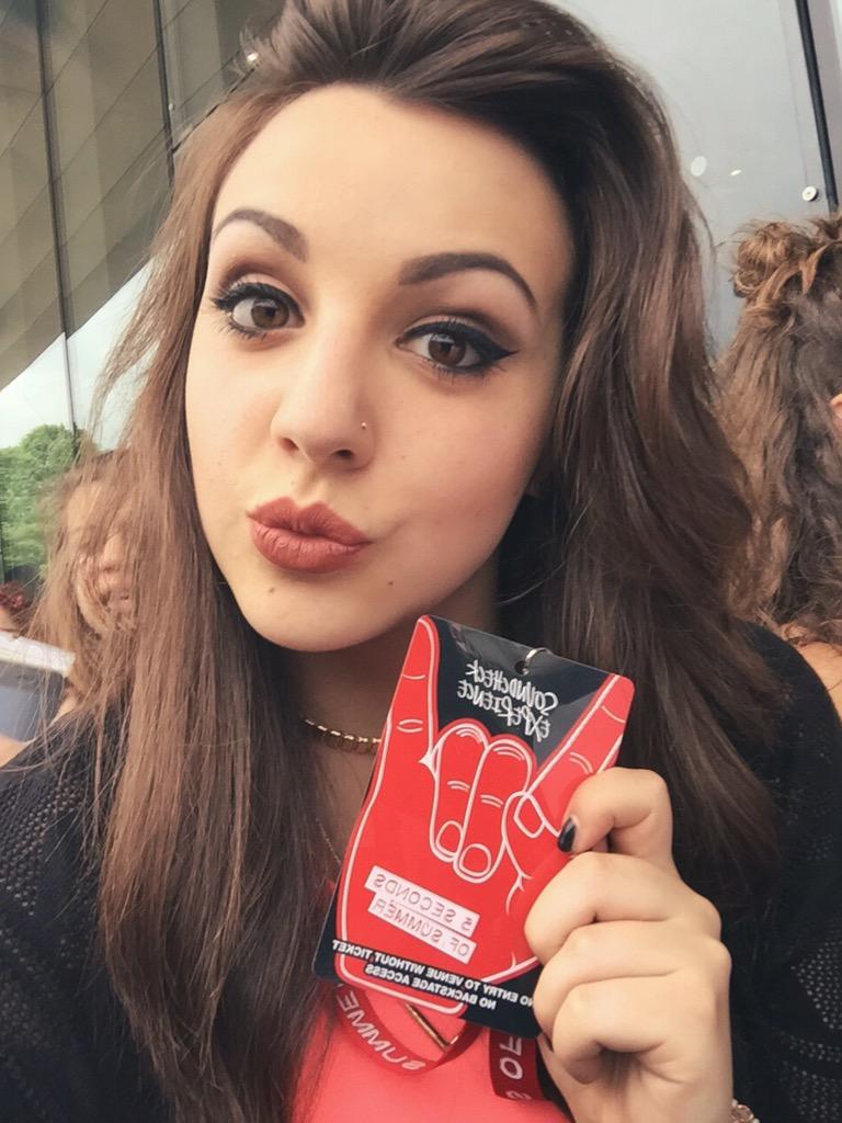 gretabordon's tweet photo. Look what I'm waiting for 👌🏼 @5SOS #ROWYOSTour #soundcheckexperience #5sostorino http://t.co/J2JWfVJYkN