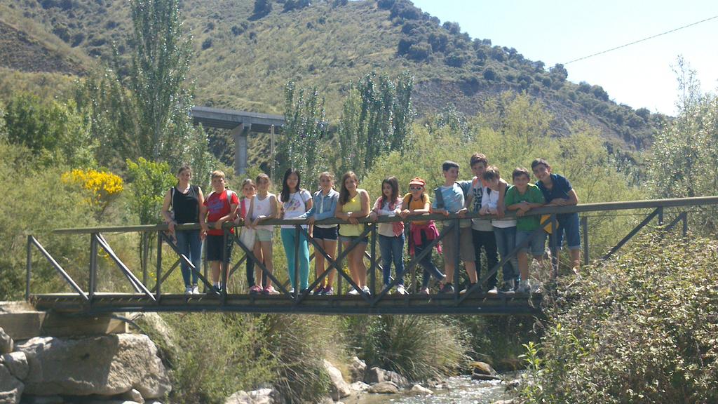 Espeloa77's tweet photo. Los cachorros listos para empezar con la excursión y disfrutar del precioso día #Aventureros1 @itkescolapiosgr http://t.co/cJdt9AbhcF