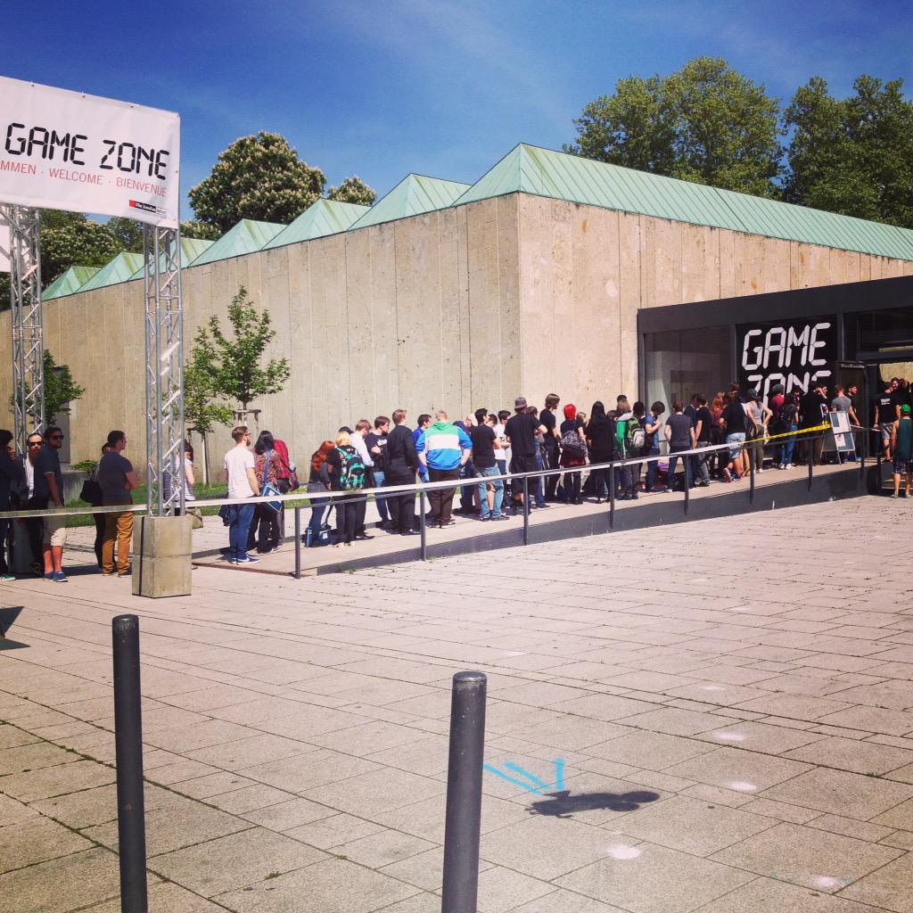 <a href="/TheRocketBeans/">Rocket Beans TV</a> give #autographes at #GameZone #itfs