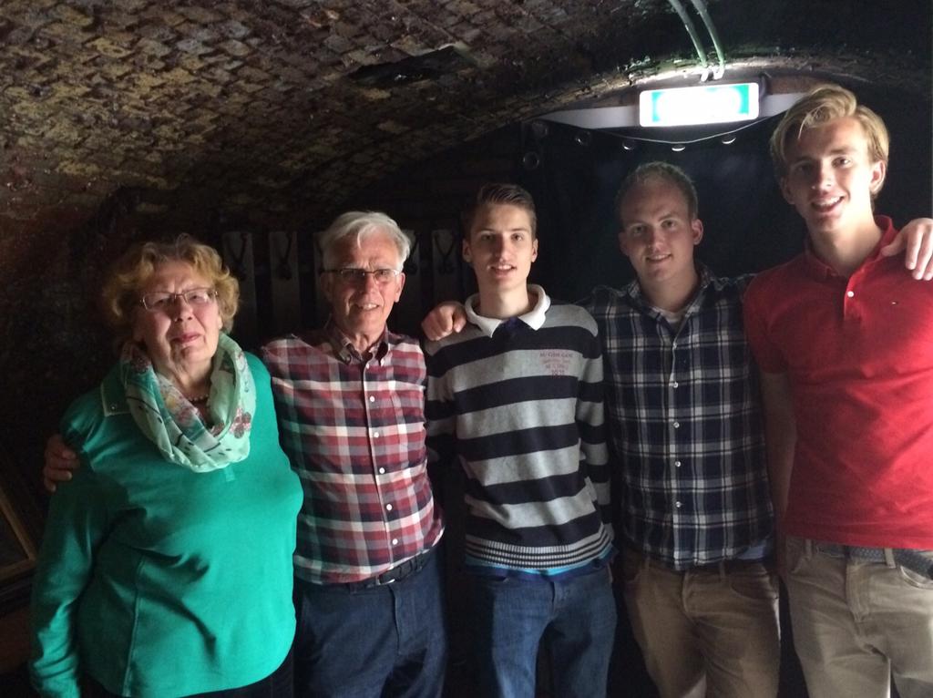 ToffeDag's tweet photo. 56.14 voor opa, oma en kleinzonen. Escaperoom, het gezinsuitje van 2015! http://t.co/so6z1iTHac