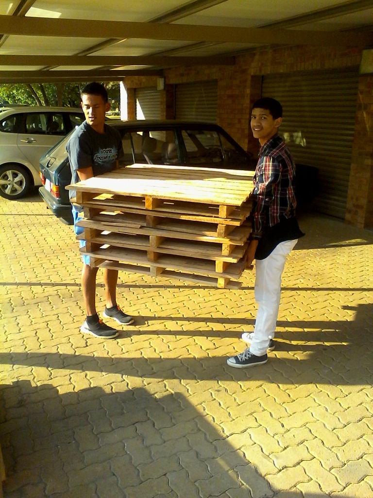 veritaspuk's tweet photo. Eerstejaars en Werwingskomitee besig om die stalletjie op te pak. #opedag15 #veritasPuk #MyNWU http://t.co/zhIU0DqKvj