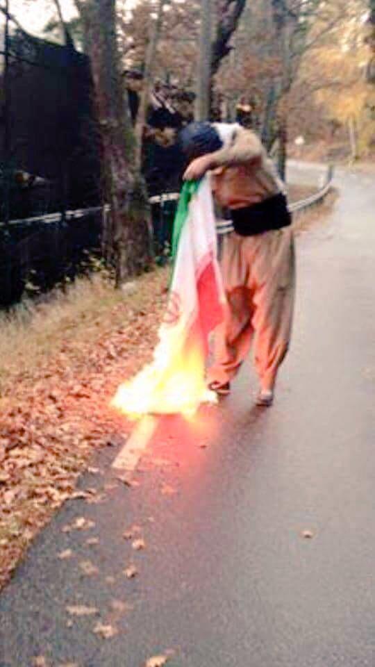 Pesmergesson's tweet photo. Här elda man upp #Iranska #flaggan i den #kurdiska staden #mahabad http://t.co/79DChKcbTO