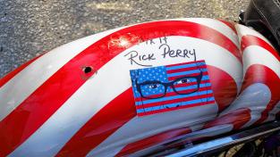 ResistItAllTX's tweet photo. Cool---> @GovernorPerry signs a Harley-Davidson in Deerfield, NH. http://t.co/wfzHZHg0gI #Perry2016 #PerryPosse http://t.co/srKbEbPf2c