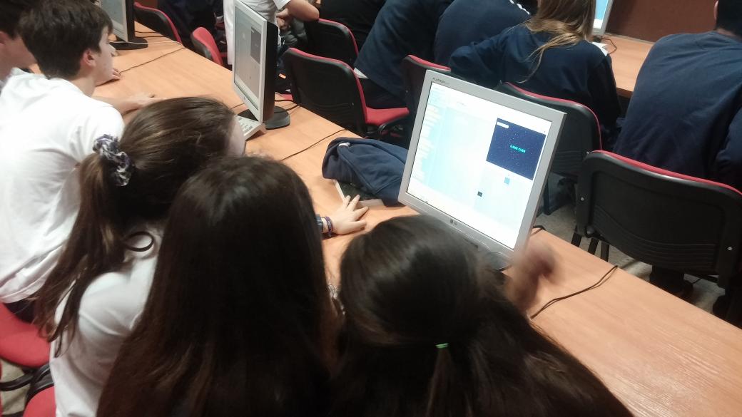 smartopenlab's tweet photo. Esta mañana em @salesianbadajoz con charla sobre Arduino y Scratch #S4A #EPCCWeek @pablo_mamu @Sergio_ML_ http://t.co/0v4BV8cMma