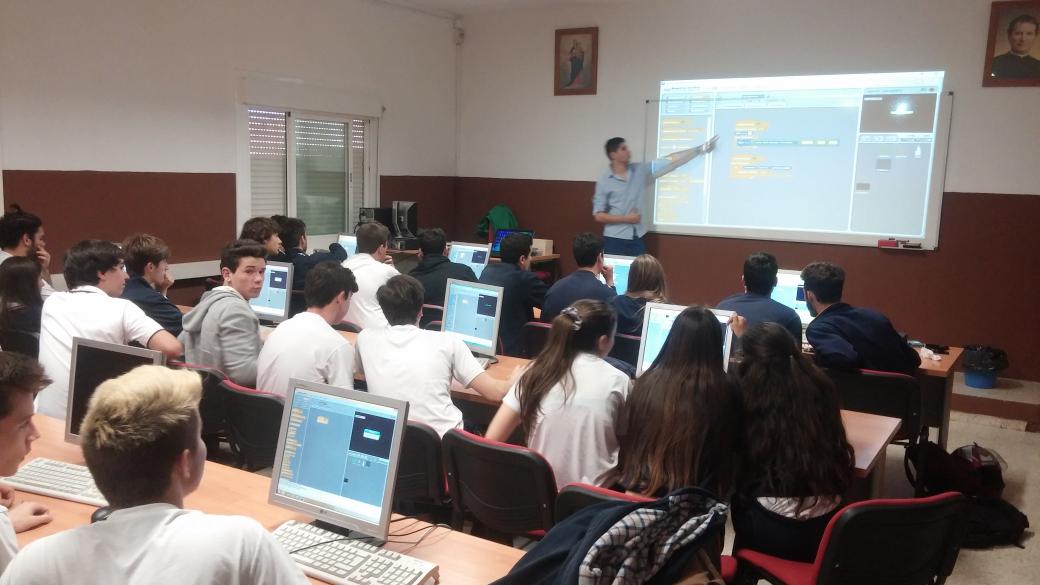 smartopenlab's tweet photo. Esta mañana em @salesianbadajoz con charla sobre Arduino y Scratch #S4A #EPCCWeek @pablo_mamu @Sergio_ML_ http://t.co/0v4BV8cMma