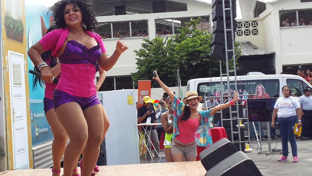 decasaencasatc's tweet photo. ¿Qué hace @coppianocinthya durante la canción de @laschicasdulces? ¡Cantar y a disfrutar! HOY #DCECvisitaDurán. http://t.co/VGLagVsnrz