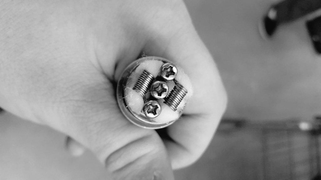 BabcockCollin's tweet photo. 24g dual parallel 6 wrap at .2 ohms #subohm #dualcoil #vapelife #parallel #manhattanmod #darkhorse http://t.co/msnwaYBVbi