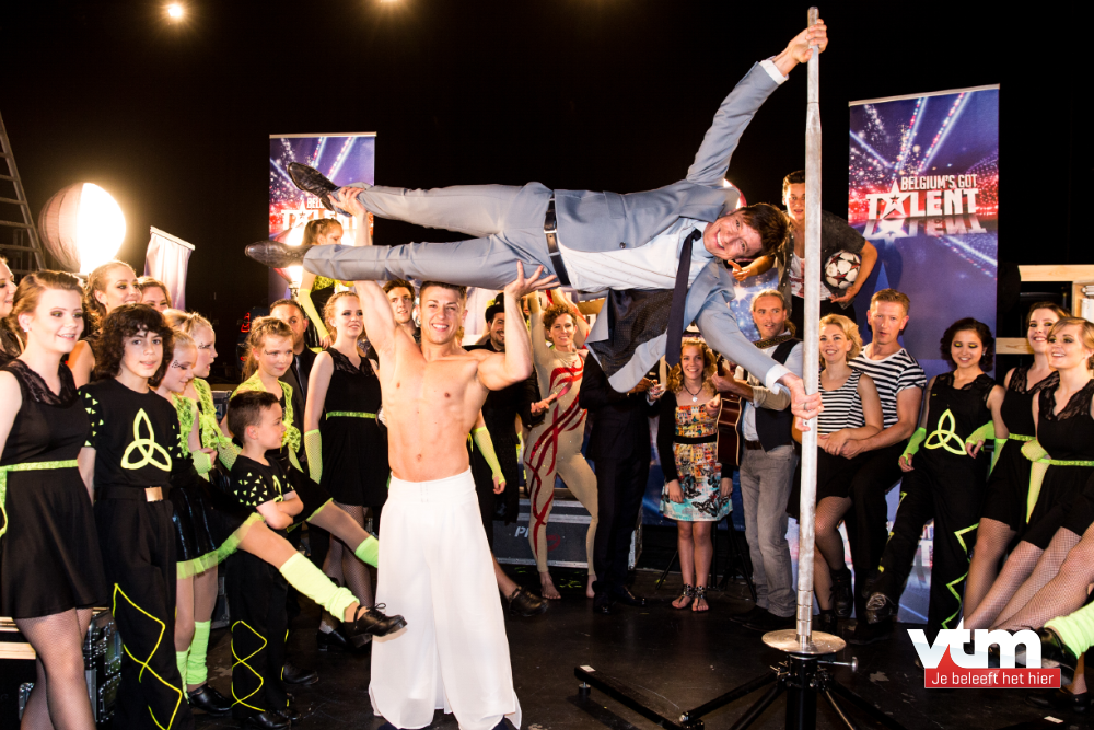 VTM's tweet photo. Hangt Koen daar nu aan een paal? :o Volg #BGT achter de schermen via Snapchat: VTM.BE http://t.co/V296fRLcEs