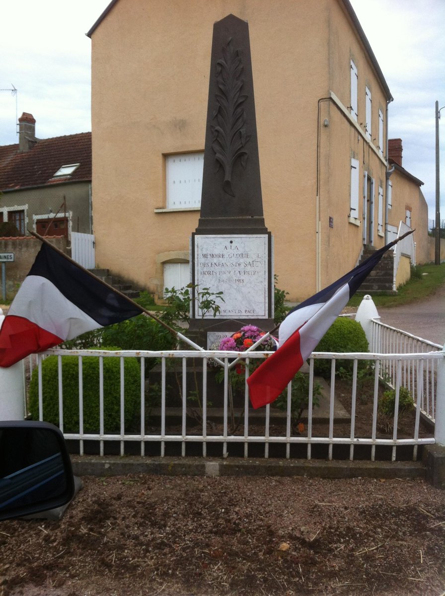 LeCochonVolant's tweet photo. May 8: Fête de la Victoire 1945 in France. http://t.co/RfOmy55GMs