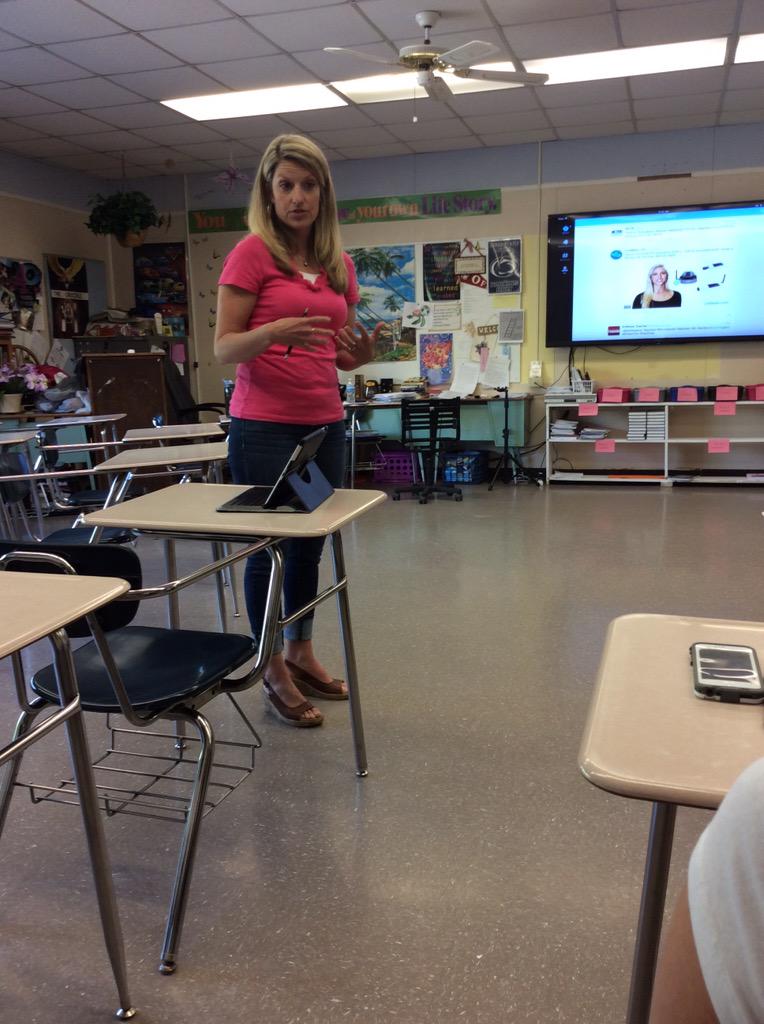 Check out my amazing cooperating teacher <a href="/mrsmendelis/">Jaime Mendelis</a> presenting on Twitter PD! #ConferenceDay