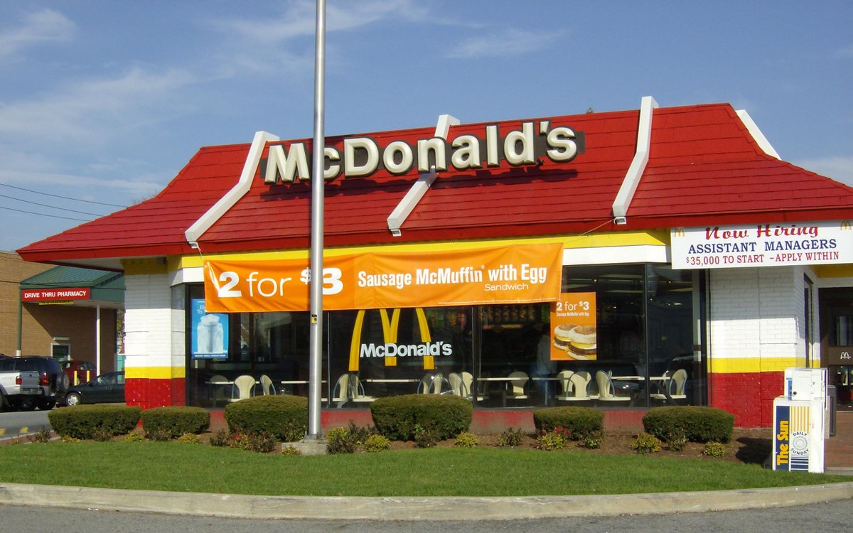 GadgetsStory's tweet photo. McDonalds is more desperate than we ever imagined #Business http://t.co/uGfpiA7BRA http://t.co/tutqwgp4HW
