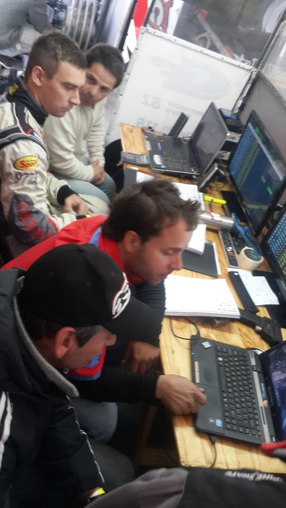 GFTeamOficial's tweet photo. Comenzo la actividad en #Viedma. Viendo las camaras luego del entrenamiento #TCP @gatocrusitta @actcargentina http://t.co/NyAbWJfFSm