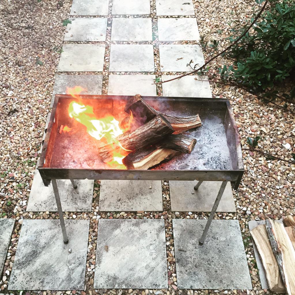 Ch0pp3r's tweet photo. Sit bietjie in die jaart. Drank innie hand, Buitenkant. #vrydag #fokja #braai #braaivibes #buitenkantbende http://t.co/FDf5YU1EqZ