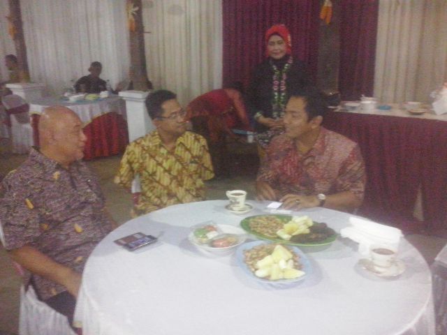 DPWIKAPPIJATENG's tweet photo. Ketua umum @dpp_ikappi bapak @masmansuri sedang berdiskusi sama walikota semarang bapak @hendrarprihadi http://t.co/4mALc7zVgu