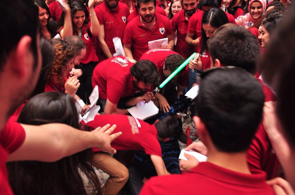 Tahsildar2015's tweet photo. Bir geyik mektebe hükmediyor :(( http://t.co/8kTvRmugbi