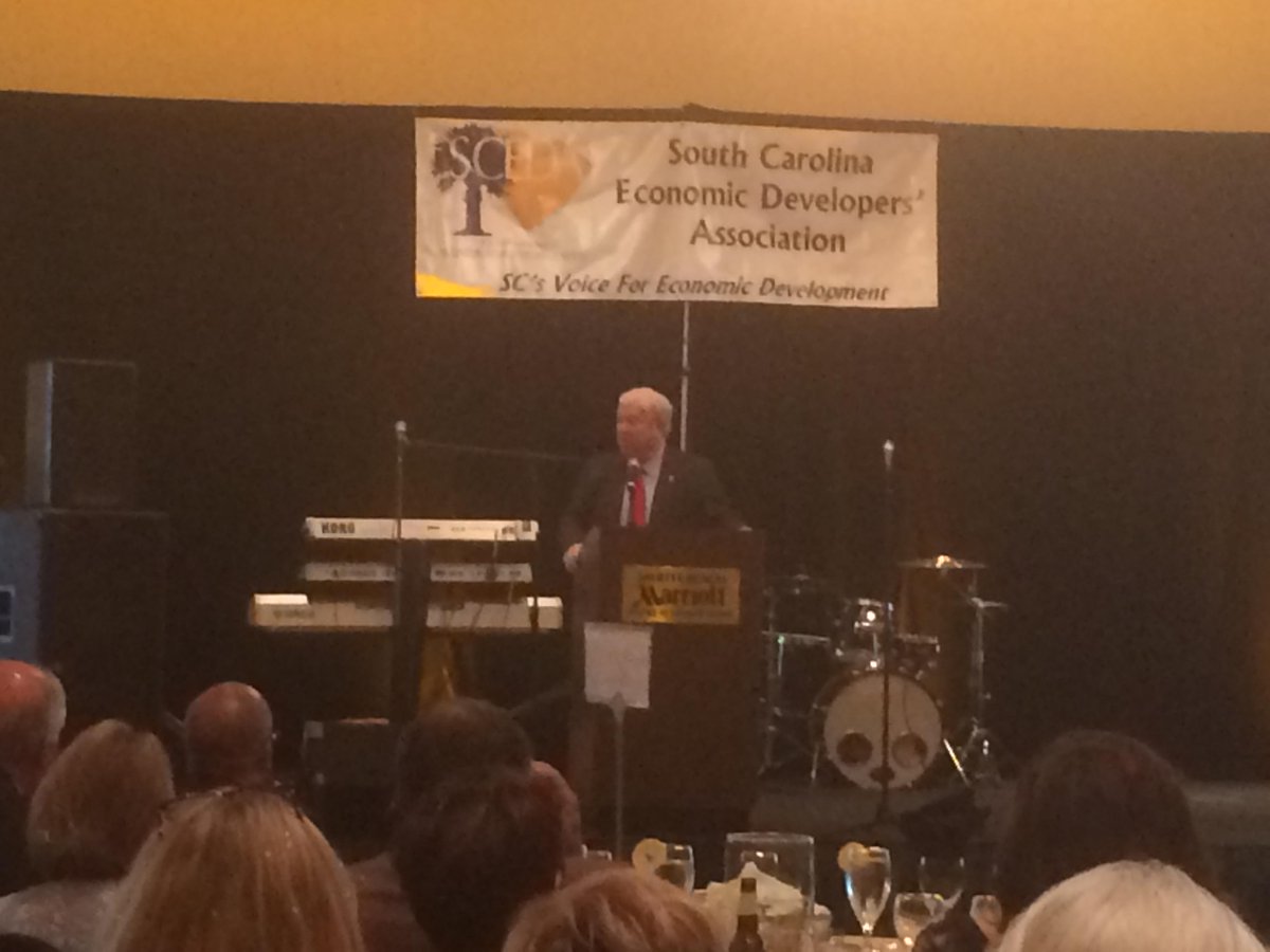 DivEconomicDev's tweet image. Former MS Gov Haley Barbour says workforce development training programs are key to econ dev during SCEDA annual mtg