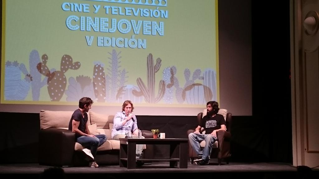 IndignadoMillon's tweet photo. Esta tarde en #Cinejoven, cerrando círculos Ken y Dani, dos «jóvenes» actores con muchas experiencias que compartir. http://t.co/4XoqQPdbDx