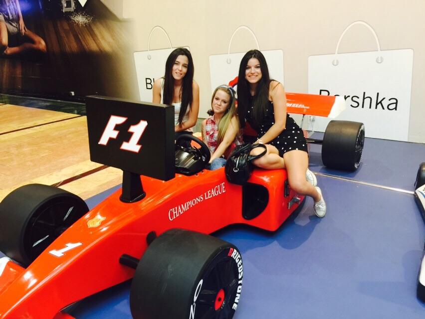 Lia_Garcia96's tweet photo. Jajajajajajaja las más pilotas @juditrojo http://t.co/jko2kxAbbT