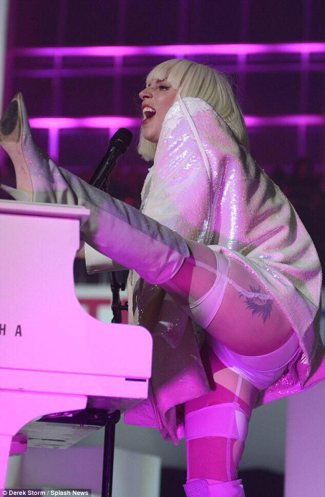 Gagas_Fandom's tweet photo. Lady Gaga's leg on piano is one of her best characteristics 😍 http://t.co/lUQ2GazzuC