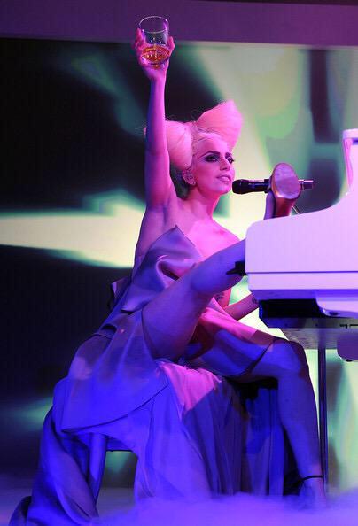 Gagas_Fandom's tweet photo. Lady Gaga's leg on piano is one of her best characteristics 😍 http://t.co/lUQ2GazzuC