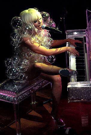 Gagas_Fandom's tweet photo. Lady Gaga's leg on piano is one of her best characteristics 😍 http://t.co/lUQ2GazzuC