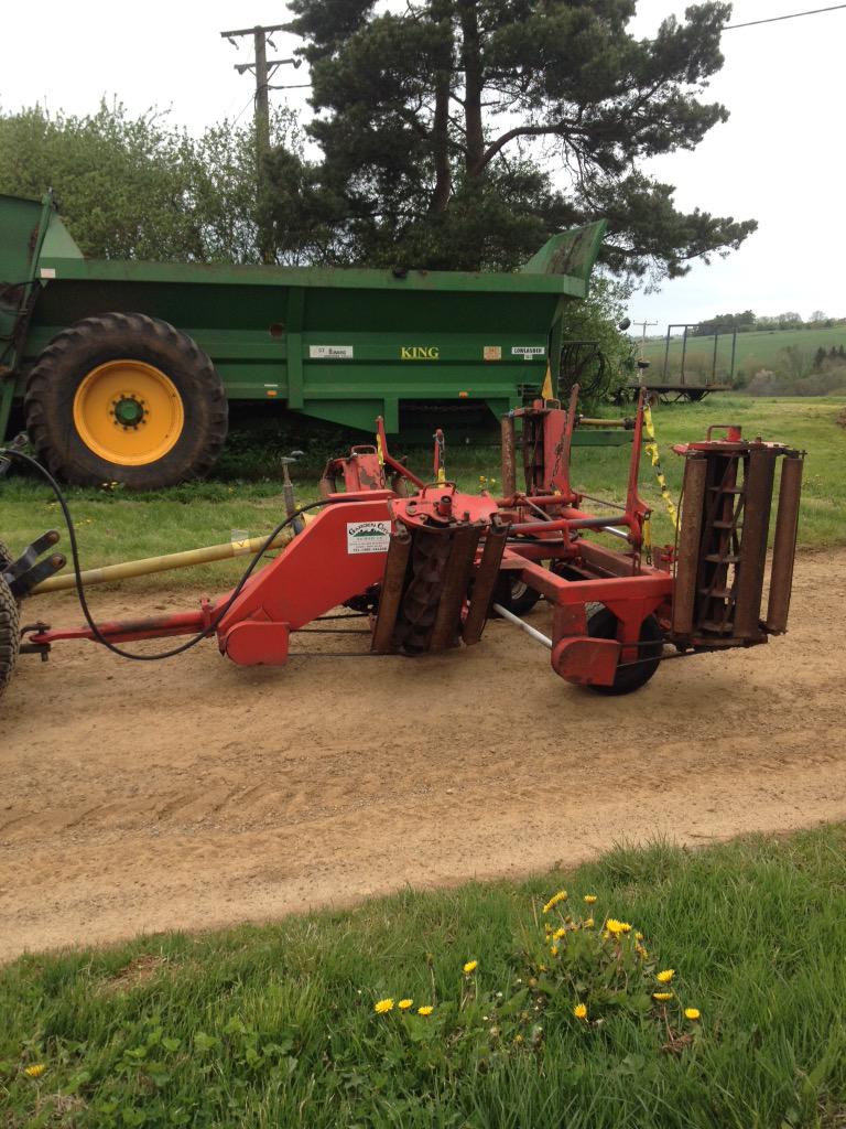 Big thanks to <a href="/KingAgriculture/">King Agriculture</a> our local #Agri #contractor 4 helping us lift our new gang mowers off delivery truck!