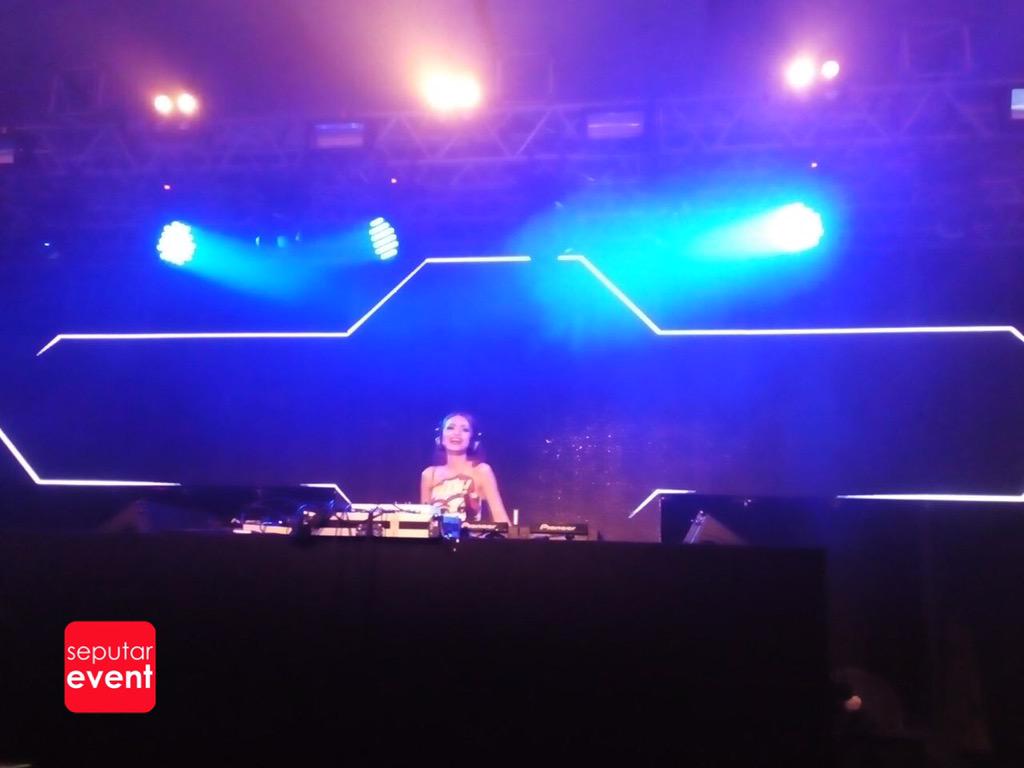 SeputarEvent's tweet photo. Sementara itu @Dj_Yasmin di Main Stage #GoGlobalJKT sdh mulai memanaskan crowd. #LivetweetSE @UrbaniteAsia http://t.co/2E15LhAJyW