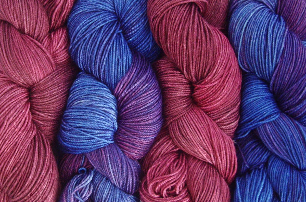 stringtheoryarn's tweet image. It's a Pinkberry and Tanzanite kinda Color Combo Friday.