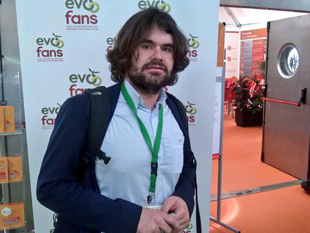 evoofans's tweet photo. Víctor Pérez de Aceites @FincalaTorre se ha acercado al espacio #evoofans en #Expoliva2015 http://t.co/sHKliO90ak