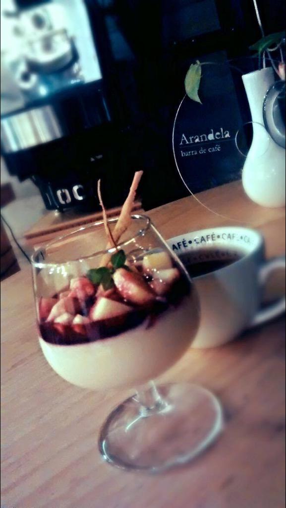 Arandelacafe's tweet photo. El relato de arandela para mama Panna cotta de naranja y compota de manzana y vino tinto http://t.co/1rwiSZ97MP