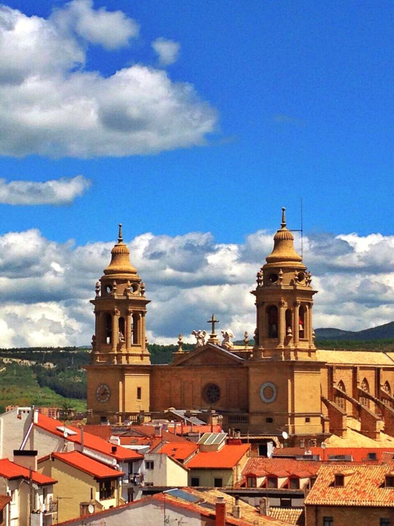 La <a href="/catedralpamplon/">Catedral Pamplona</a> navega entre un mar de tejados rojos #Pamplona