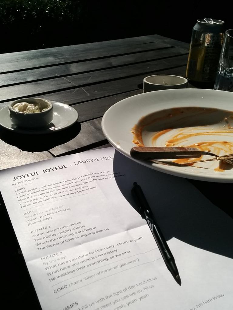 LaChuleAlvarez's tweet photo. Almorzando en #Marotes mientras repaso #JoyfullJoyfull para la audición del próximo martes con el @UnitedGospelArg http://t.co/7XWSV1Ii4F