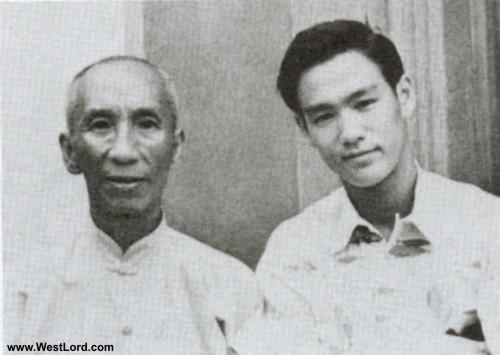 rollinghands's tweet image. Here is a little story about Wing Chun, told in a most unusual way!
bit.ly/1zKe85z
#wingchun
#kungfu
#yipman