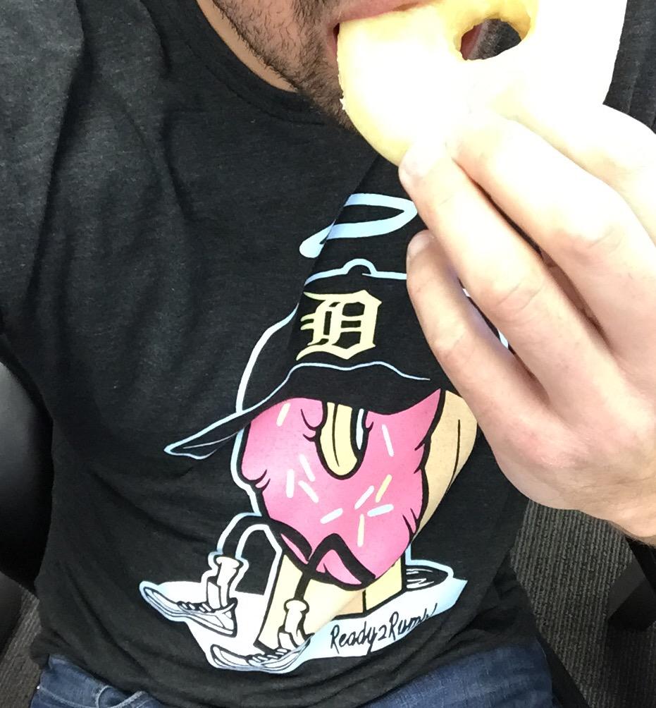 GeekingOnMusic's tweet image. Of course I bump Donuts, while eating a donut, in my #JDilla #Donuts t-shirt.

Don't you?

#RIPDilla
#HipHop

❤️🍩❤️🍩