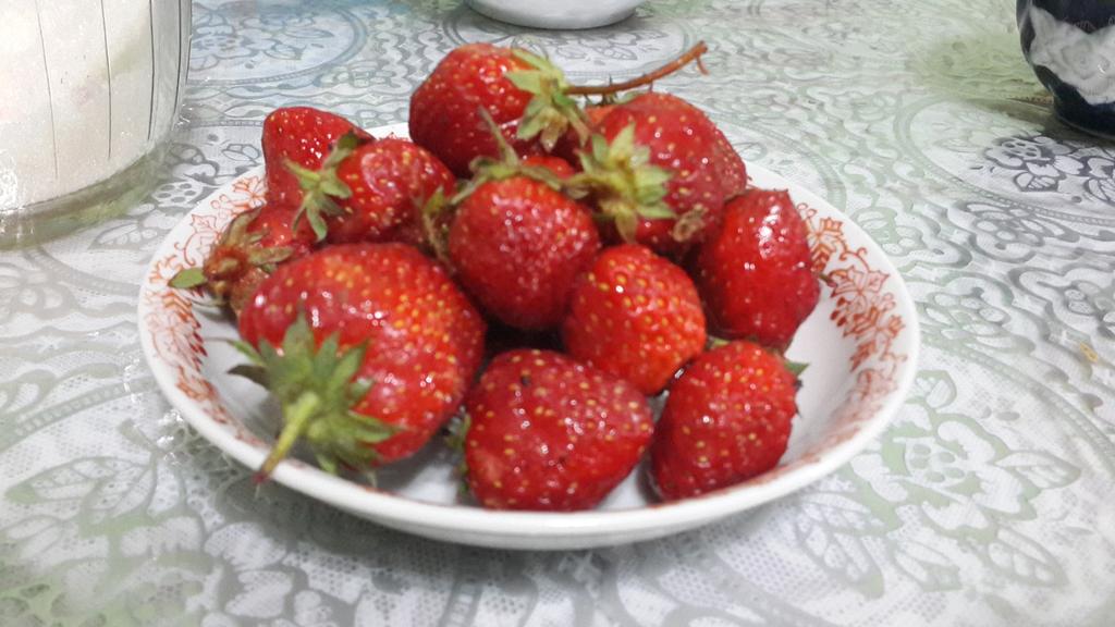 Familiar_uz's tweet photo. #Strawberry_time 🍓 http://t.co/foMQAgkdZt