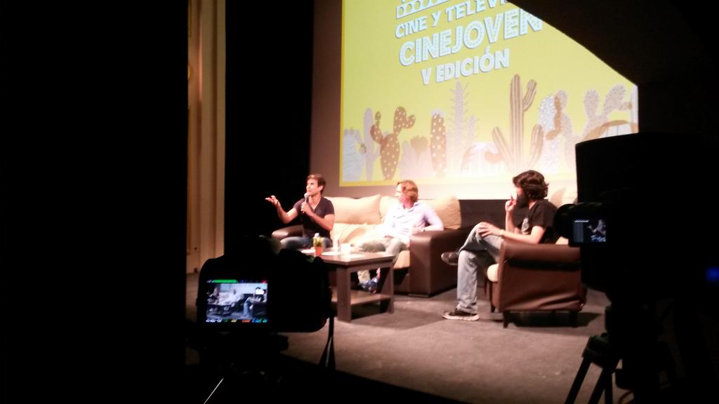 CjAlmeria's tweet photo. En el Teatro Apolo estamos todos muy atentos a todo lo que nos cuenta @eldanimuriel y @kenapples #Cinejoven http://t.co/4K8hWgy8yu