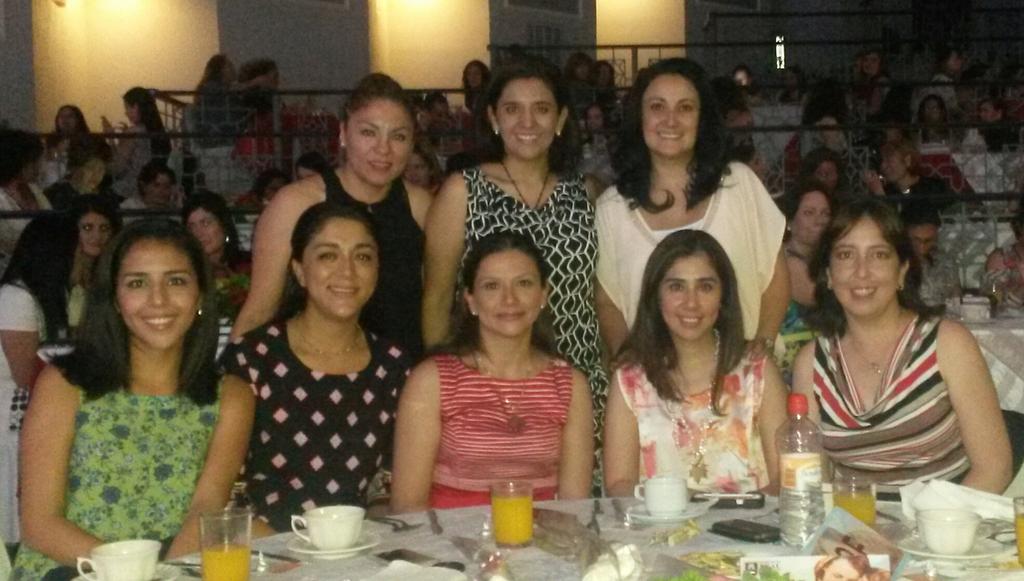 eldatapia's tweet photo. #soymamareal #soyreal Un buen festejo con las amigas http://t.co/iOAs4iQVev