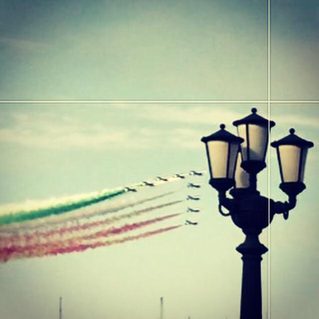Nails_23's tweet photo. Come posso non amarti mia #bari #FrecceTricolori http://t.co/GxNC8lqWlx