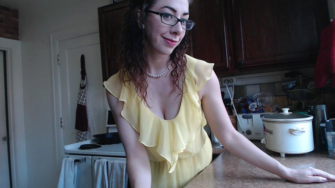 http://t.co/8TiGTmWJ86 It's time for cooking with Sammy! @Hot_Girls_247 @bobsbestboobs @83Kfan @girl_busty<a href="/tag/heels"class="tags"><span>#heels</span></a><a href="/tag/feet"class="tags"><span>#feet</span></a>