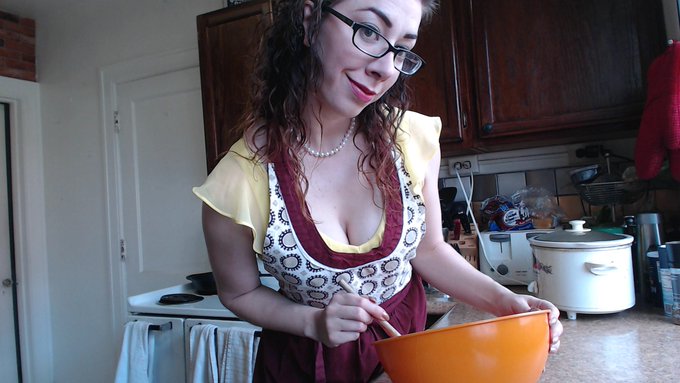 http://t.co/8TiGTmWJ86 It's time for cooking with Sammy! @Hot_Girls_247 @bobsbestboobs @83Kfan @girl_busty<a href="/tag/heels"class="tags"><span>#heels</span></a><a href="/tag/feet"class="tags"><span>#feet</span></a>