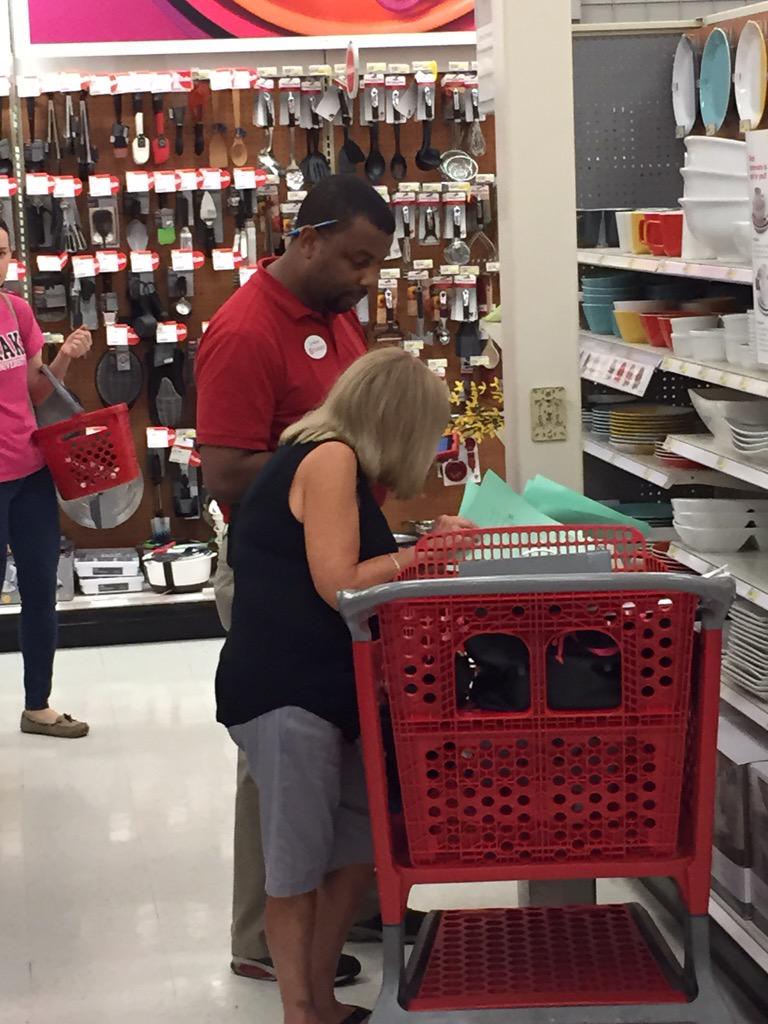 Bluesfan2181's tweet photo. Nice job @cwj19667 , our ETL-GE, giving great guest service, showing a guest about #Cartwheel #getappy @doverton88 http://t.co/GjJLJO5ncM