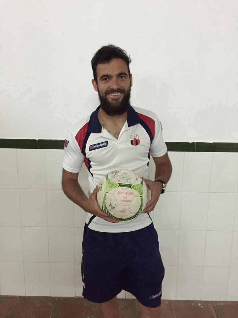 PueblaCF's tweet photo. David Martos se lleva el balón del partido firmado por sus compañeros tras anotar 4 goles en la victoria de hoy http://t.co/sUa9QoMFXo