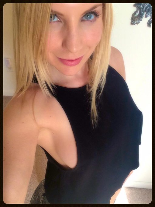 #FriskyFriday #sideboob http://t.co/HEkBcgbS7S